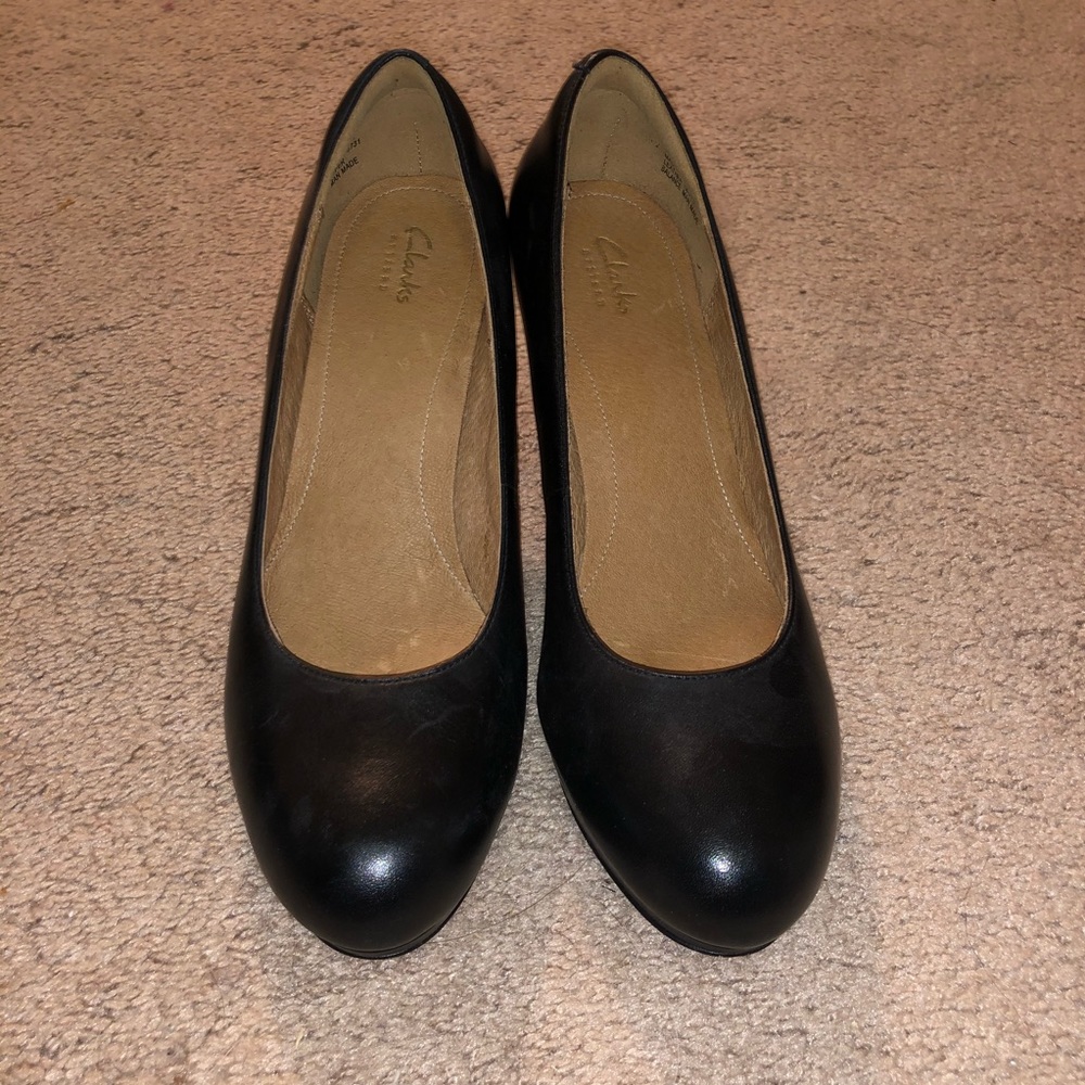 Clark’s black pumps